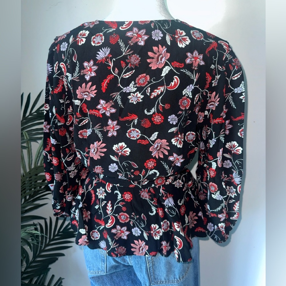Banana Republic Women’s Black and Red Floral Printed Wrap Top size XS - Picture 3 of 7